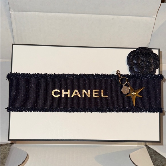 Chanel holiday 2025 star charm with gift box and blank card - Picture 2 of 4